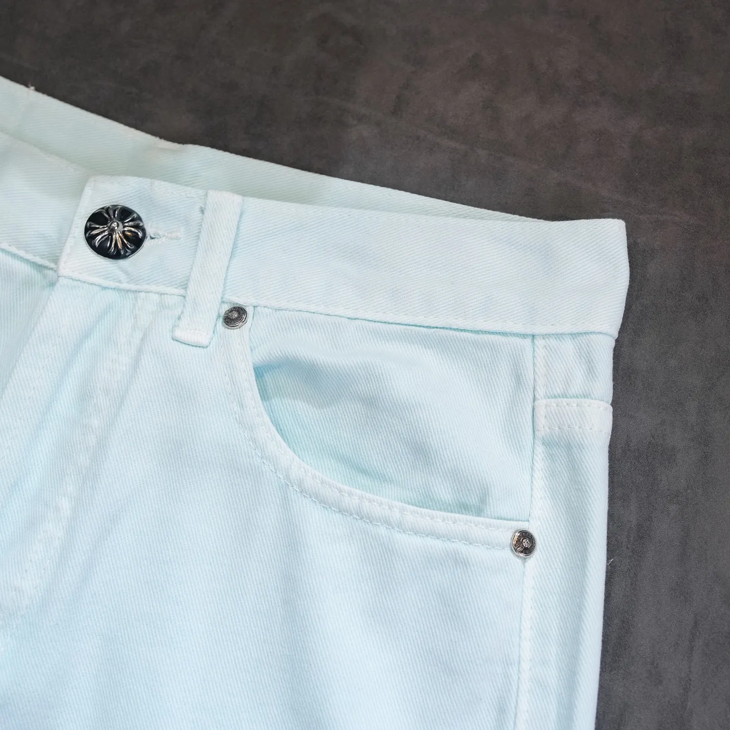 P260 Chrome Hearts light blue blue trousers, pink and blue patchwork leather couple's best friend jeans. CH jeans need to be washed and then disassembled and hand-stitched with sheepskin cross leather and then spliced ​​together. The whole piece has too many craftsmanship to explain. The patches are decorated with cross flowers, and the high-waisted washed jeans! ! Absolutely high-end luxury products, god-level single products and super popular products, made with top heavy industry, a must-see magic weapon. Customized hardware. The fabric is thick and soft after washing. It has good breathability. Customized small leather label. Unique design. The details are simple and elegant, and the workmanship is exquisite. The entire trousers are neatly routed and the details are in place! It’s so cool that both men and women can easily control the genderless trend! Color: Picture color Size: 28 30 32 34 36